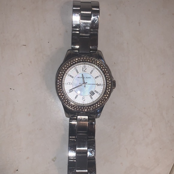 SILVER MICHEAL KORS WATCH - Picture 3 of 3